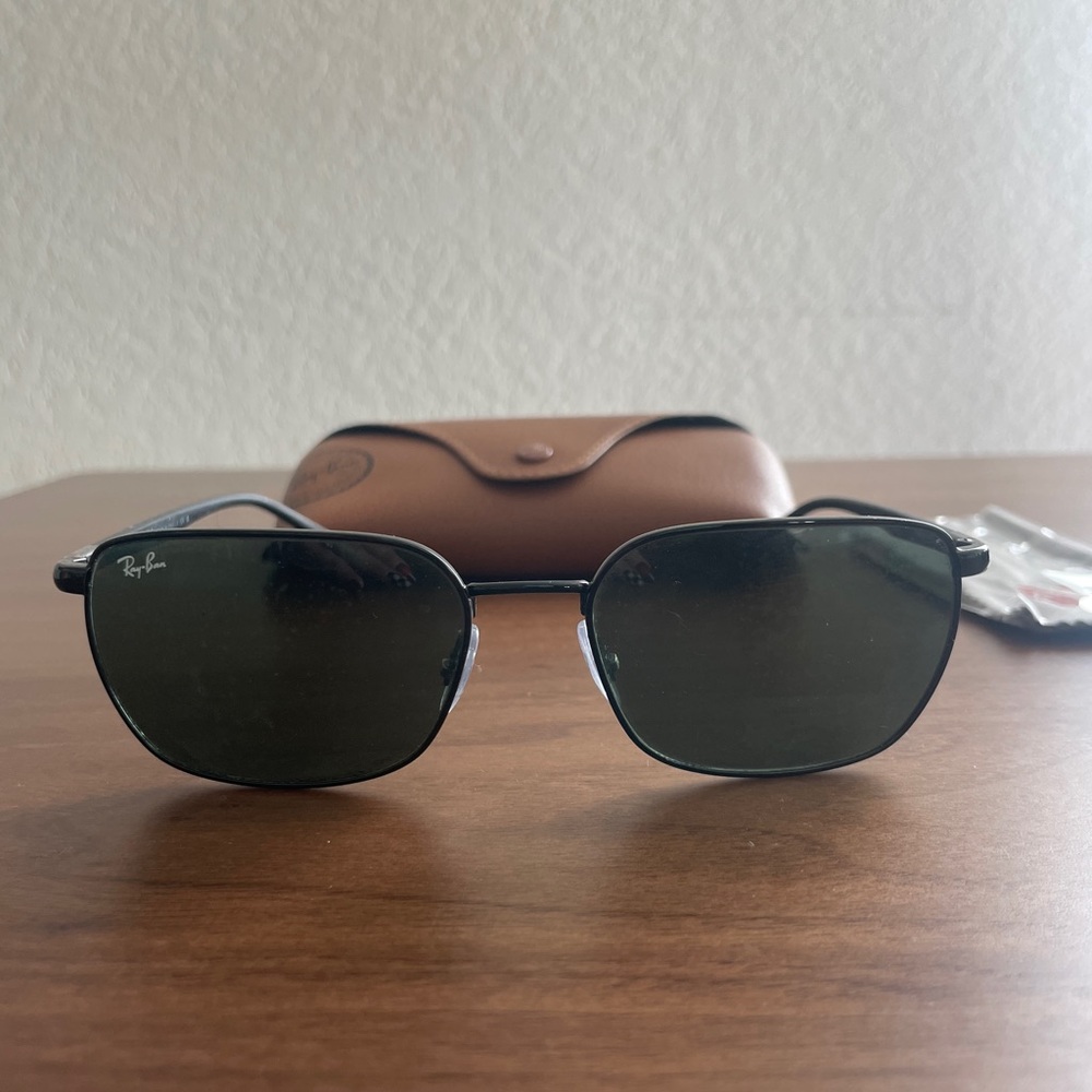 Ray-Ban Black Sunglasses with Brown Case
